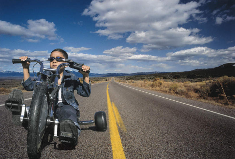 西方人,儿童,一个人,坐,横图,室外,白天,正面,纯洁,植物,道路,路,公路,欧洲,欧洲人,仅一个男性,仅一个人,一副,一辆,握,阴影,服装,枯萎,光线,墨镜,眼镜,影子,云,云朵,分界线,三轮车,枯草,停车线,交通,云彩,注视,休闲装,车,脚踏车,草,小孩,骑,衣服,黄色,蓝色,白云,蓝天,天空,阳光,太阳镜,太阳眼镜,交通工具,天,观察,看,仅一个小孩,骑车,休闲,休闲服,遮阳镜,可爱,童年,童趣,握着,服饰,晴朗,观看,车行道,车行道分界线,察看,关注,载具,标线,儿童车,童真,烂漫,无邪,车行线,天真,男孩,男人,男性,白种人,孩子,晴空,马路,坐着,彩图,全身,儿童三轮车,男生