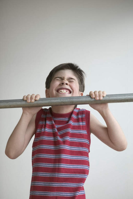 西方人,儿童,一个人,栏杆,举,竖图,室内,白天,正面,纯洁,欧洲,欧洲人,仅一个男性,仅一个人,用力,阴影,灰色背景,服装,反射,影子,围栏,休闲装,护栏,小孩,衣服,托,仅一个小孩,休闲,休闲服,可爱,童年,童趣,摄影,服饰,影棚,使劲,童真,烂漫,无邪,天真,男孩,男人,男性,白种人,孩子,举起,举手,举着,向上举,向上伸,向上托,半身,彩图,影棚拍摄,拍摄,男生