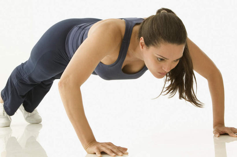 西方人,一个人,俯卧撑,横图,室内,白天,白色背景,正面,锻炼,运动,欧洲,欧洲人,仅一个女性,仅一个人,撑,阴影,服装,反射,背心,影子,注视,娱乐,衣服,观察,看,仅一个中年女性,享受,休闲,放松,摄影,服饰,影棚,观看,察看,撑着,衣着,穿着,关注,室内运动,衣饰,女人,女性,中年女性,白种人,伏地挺身,半身,彩图,影棚拍摄,健身,拍摄,掌上压