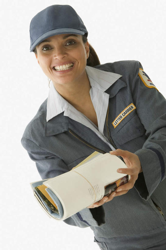 西方人,一个人,邮递员,站,笑,微笑,露齿笑,竖图,室内,白天,正面,工作服,制服,帽子,欧洲,欧洲人,仅一个女性,仅一个人,握,阴影,反射,传递,信息,影子,邮件,联系,注视,运动帽,观察,看,站着,仅一个中年女性,鸭舌帽,联络,握着,邮递,通信,信件,观看,察看,关注,邮政,一顶,工作制服,女人,女性,中年女性,白种人,邮差,邮局工作人员,邮局职工,邮务员,邮政人员,邮政事务员,站立,半身,彩图,工作套服