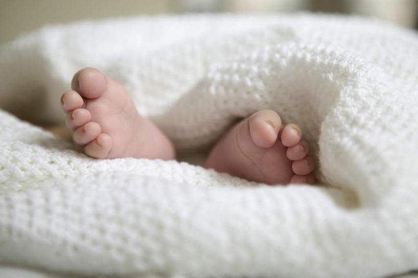 西方人,婴儿,儿童,腿部,脚,脚趾,脚趾甲,腿,一个人,躺,横图,室内,特写,白天,正面,纯洁,床,卧室,纺织品,欧洲,欧洲人,仅一个人,朦胧,模糊,装饰,毛毯,毯子,双人床,床单,光脚,被子,纺织,小孩,垫子,温暖,赤脚,可爱,活泼,华丽,修饰,点缀,被单,宝宝,纯真,烂漫,无邪,衬托,美观,雅致,雅观,卧着,伶俐,天真,白种人,孩子,脚指甲,躺着,卧,半身,彩图,睡房,卧房