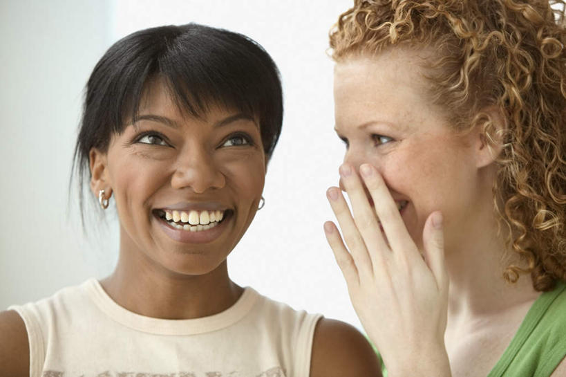 西方人,两个人,伙伴,朋友,站,笑,微笑,露齿笑,横图,室内,白天,白色背景,正面,友谊,欧洲,非洲,黑人,欧洲人,阴影,服装,反射,影子,注视,休闲装,衣服,观察,看,站着,休闲,休闲服,遮,遮掩,摄影,服饰,影棚,观看,察看,掩盖,遮挡,关注,私语,密语,耳语,遮盖,掩饰,友情,年轻女性,女人,女性,白种人,非洲人,站立,半身,彩图,影棚拍摄,拍摄