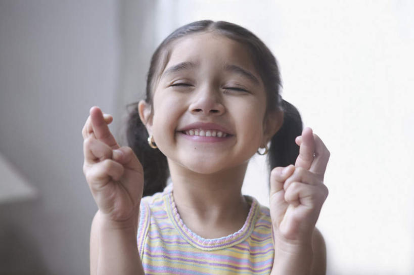 西方人,儿童,一个人,闭眼,笑,微笑,露齿笑,横图,室内,白天,正面,快乐,纯洁,欧洲,欧洲人,仅一个女性,仅一个人,阴影,服装,朦胧,模糊,反射,影子,墙,休闲装,墙壁,墙面,装饰品,小孩,衣服,白色,耳环,饰品,首饰,手势,仅一个小孩,休闲,休闲服,可爱,童年,童趣,服饰,童真,烂漫,无邪,耳饰,快活,欢愉,康乐,天真,女孩,女人,女性,白种人,孩子,闭眼睛,闭着眼,闭着眼睛,半身,彩图,高兴,女生