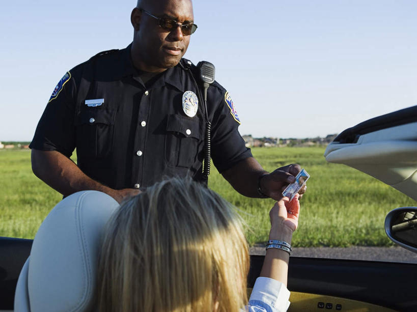 西方人,两个人,交警,站,坐,横图,室外,白天,正面,工作服,制服,草地,草坪,植物,汽车,欧洲,非洲,黑人,欧洲人,一辆,行人,握,阴影,服装,光线,墨镜,眼镜,影子,跑车,注视,休闲装,路人,车,草,衣服,蓝色,绿色,蓝天,天空,阳光,太阳镜,太阳眼镜,交通工具,天,观察,看,站着,休闲,休闲服,遮阳镜,握着,服饰,晴朗,观看,证明,察看,衣着,穿着,关注,载具,警服,敞篷跑车,万里无云,工作制服,衣饰,机动车驾驶证,驾驶证,驾照,过客,男人,男性,女人,女性,中年男性,中年女性,白种人,非洲人,交通管理员,交通警察,晴空,晴空万里,站立,坐着,半身,彩图,工作套服