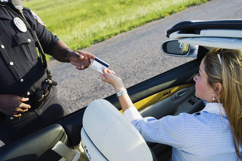 西方人,两个人,交警,站,坐,横图,俯视,室外,白天,工作服,制服,草地,草坪,植物,窗户,道路,路,公路,汽车,欧洲,非洲,黑人,欧洲人,一辆,行人,握,阴影,服装,时间,光线,墨镜,时钟,手表,眼镜,影子,交通,跑车,计时,注视,休闲装,路人,玻璃窗,车,装饰品,草,衣服,绿色,阳光,车窗,耳环,饰品,首饰,太阳镜,太阳眼镜,钟表,交通工具,观察,看,站着,休闲,休闲服,表,遮阳镜,握着,服饰,观看,腕表,证明,察看,衣着,穿着,关注,载具,警服,敞篷跑车,耳饰,工作制服,衣饰,机动车驾驶证,驾驶证,驾照,过客,男人,男性,女人,女性,中年男性,中年女性,白种人,非洲人,交通管理员,交通警察,钟,马路,站立,坐着,半身,彩图,高角度拍摄,工作套服