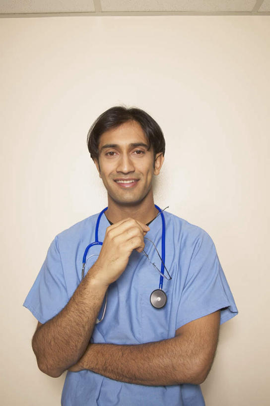东方人,一个人,医生,医院,站,笑,微笑,露齿笑,竖图,室内,白天,正面,工作服,制服,亚洲,仅一个男性,仅一个人,握,阴影,反射,影子,注视,黄种人,仅一个年轻男性,一个,蓝色,听诊器,观察,看,站着,医护人员,医疗人员,握着,单个,观看,察看,医疗设备,关注,医疗器械,防护服,医疗工具,隔离服,无菌服,医疗机构,工作制服,检测工具,男人,男性,年轻男性,亚洲人,大夫,站立,半身,彩图,工作套服,病院,诊所,防静电工装,隔工作服,洁净工装,洁净工作服,净化服,无尘工作服,无尘衣