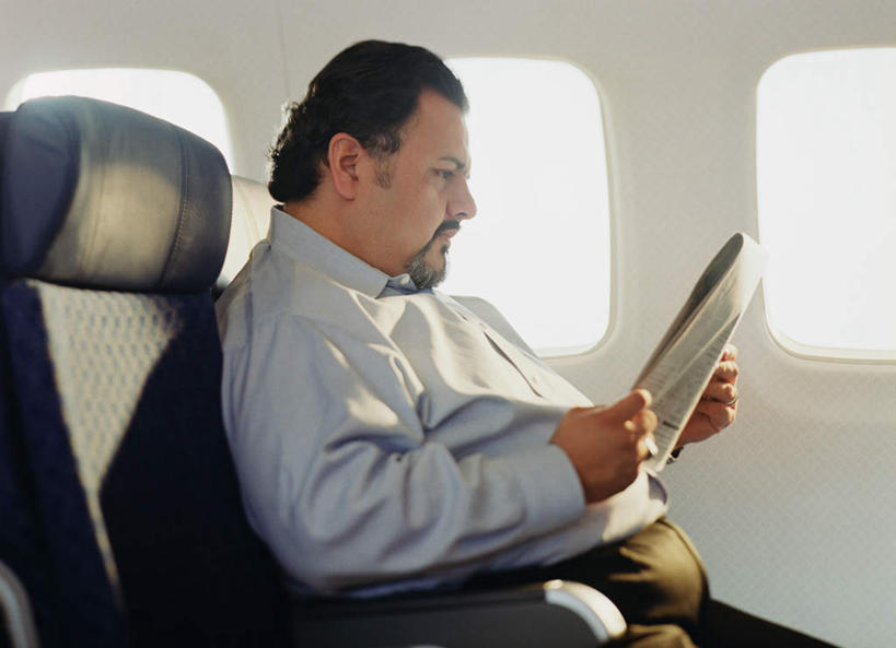 西方人,一个人,商务人士,商务男性,坐,横图,室内,白天,侧面,衬衫,窗户,飞机,报纸,椅子,欧洲,欧洲人,仅一个男性,仅一个人,仅一个中年男性,握,阴影,套装,反射,信息,影子,墙,交通,注视,航空,墙壁,墙面,白色,交通工具,观察,看,握着,运输,一架,观看,新闻,一份,察看,客机,关注,载具,商务装,工薪阶层,男人,男性,中年男性,白种人,白领,上班族,坐着,半身,彩图,衬衣,报刊