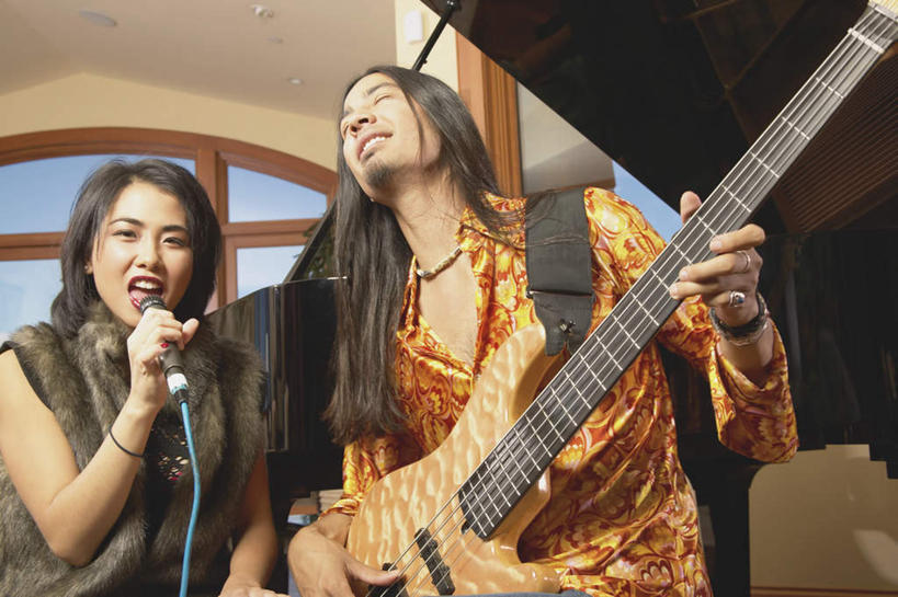 东方人,两个人,站,闭眼,横图,室内,白天,正面,窗户,亚洲,乐队,表演,握,阴影,服装,反射,影子,墙,电吉他,乐器,弦乐器,音乐,演奏,注视,休闲装,黄种人,队伍,玻璃窗,墙壁,墙面,衣服,话筒,观察,看,站着,休闲,休闲服,握着,唱歌,服饰,观看,察看,演出,麦克风,歌舞,关注,扩音器,弹拨弦鸣乐器,演唱,传声器,歌唱,奏乐,微音器,上演,男人,男性,年轻男性,年轻女性,女人,女性,亚洲人,闭眼睛,闭着眼,闭着眼睛,站立,半身,彩图,弹拨弦乐器