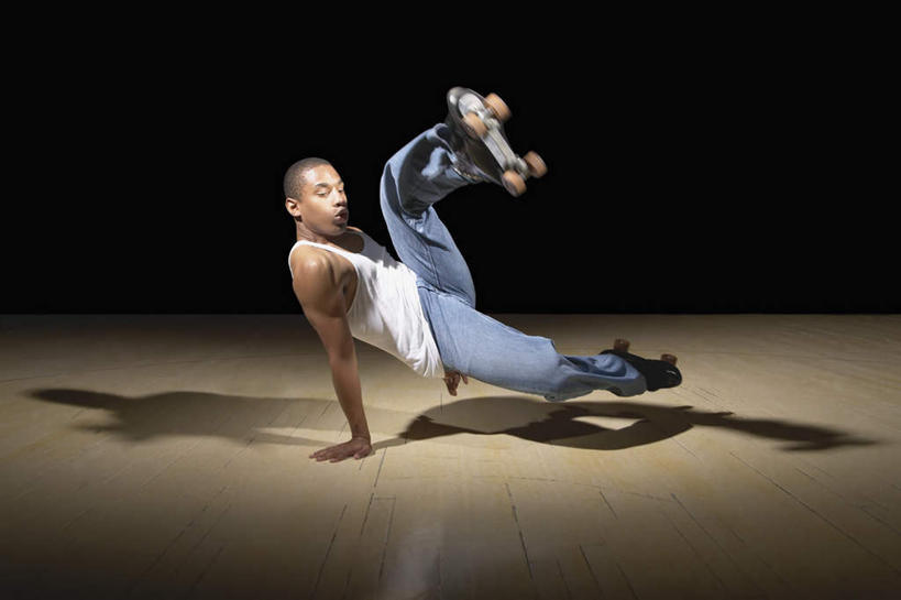 西方人,一个人,蹲,举,横图,室内,白天,侧面,跳舞,滚轴溜冰,欧洲,非洲,黑人,欧洲人,仅一个男性,仅一个人,撑,阴影,服装,反射,影子,旱冰鞋,溜冰鞋,注视,休闲装,仅一个年轻男性,衣服,观察,看,托,休闲,休闲服,轮滑鞋,服饰,观看,察看,撑着,关注,舞姿,滑冰鞋,霹雳舞,单排轮滑,溜冰,轮滑,男人,男性,年轻男性,非洲人,蹲着,举起,举手,举着,向上举,向上伸,向上托,彩图,全身,舞蹈