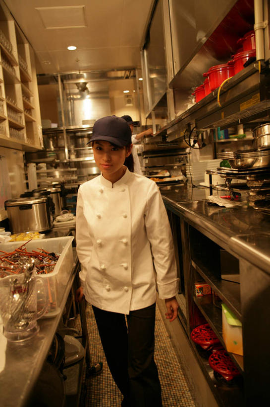 东方人,一个人,厨师,餐厅,站,竖图,室内,白天,正面,工作服,制服,烹饪,厨房,厨具,帽子,照明,亚洲,仅一个年轻女性,仅一个女性,仅一个人,阴影,朦胧,模糊,光线,水槽,影子,灯光,厨房用品,注视,黄种人,水斗,运动帽,顶灯,灯,灯具,观察,看,站着,鸭舌帽,观看,照亮,察看,照明设备,关注,烹饪用具,碗碟架,工作制服,碗架,洗碗架,置碗架,年轻女性,女人,女性,亚洲人,厨师长,厨子,大厨,主厨,烹调用具,烹调,站立,半身,彩图,工作套服,灶间,餐馆,饭店,饭馆