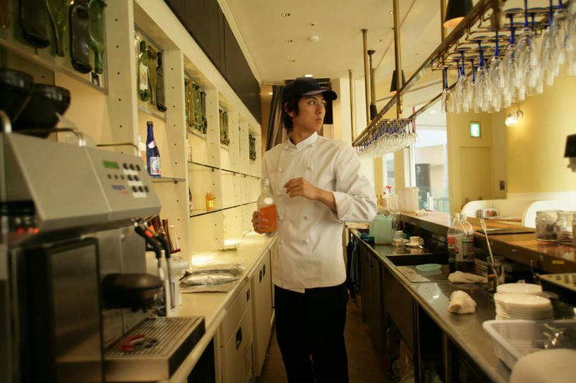 东方人,一个人,厨师,餐厅,站,横图,室内,白天,正面,工作服,制服,烹饪,厨房,桌面,桌子,杯子,厨具,帽子,亚洲,仅一个男性,仅一个人,一排,许多,吊挂,悬挂,整齐,并列,并排,高脚杯,大理石,红酒杯,很多,挂,厨房用品,扭头,注视,黄种人,运动帽,玻璃制品,排列,仅一个年轻男性,酒杯,观察,看,站着,转头,鸭舌帽,观看,察看,葡萄酒杯,队列,关注,平行,烹饪用具,碗碟架,大理石制品,工作制服,碗架,洗碗架,置碗架,男人,男性,年轻男性,亚洲人,厨师长,厨子,大厨,主厨,玻璃杯,烹调用具,烹调,站立,半身,彩图,工作套服,灶间,餐馆,饭店,饭馆