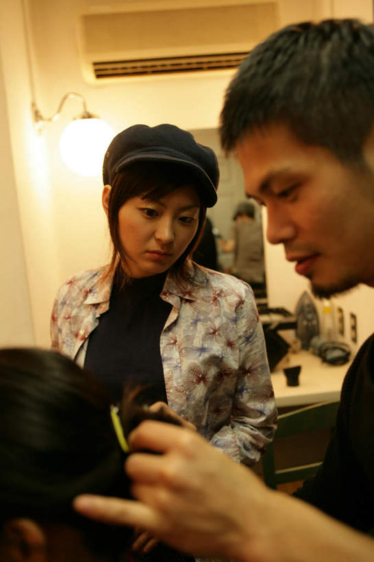 东方人,三个人,理发师,站,坐,竖图,室内,白天,侧面,镜子,帽子,照明,亚洲,阴影,服装,光线,壁灯,影子,灯光,注视,休闲装,黄种人,运动帽,灯,剃头,衣服,灯具,观察,看,站着,休闲,休闲服,鸭舌帽,服饰,观看,照亮,镜像,察看,镜面,照明设备,关注,男人,男性,年轻男性,年轻女性,女人,女性,亚洲人,发型师,理发员,美发师,站立,坐着,半身,彩图,理发