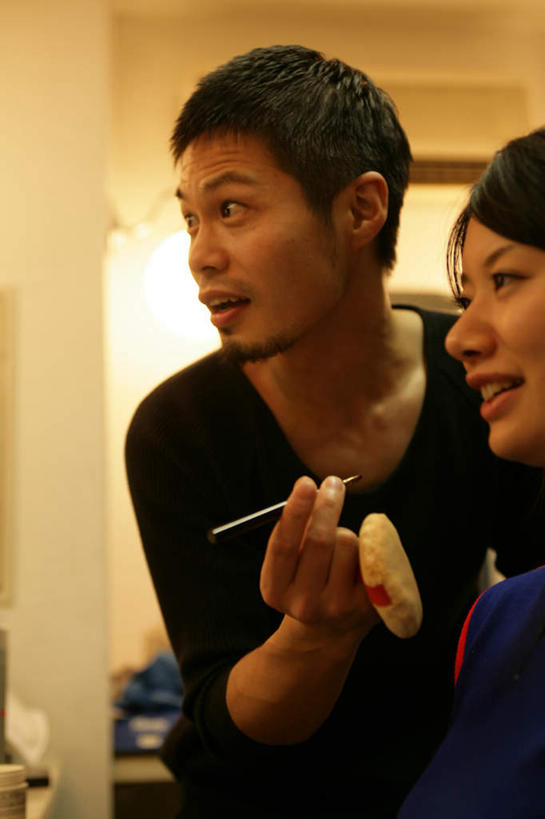 东方人,两个人,站,坐,笑,微笑,露齿笑,竖图,室内,白天,正面,照明,亚洲,握,阴影,服装,光线,壁灯,影子,灯光,拿,拿着,注视,休闲装,黄种人,唇刷,灯,衣服,化妆刷,刷子,灯具,观察,看,站着,休闲,休闲服,握着,服饰,观看,照亮,察看,美容工具,照明设备,关注,化妆师,彩妆刷,化妆工具,男人,男性,年轻男性,年轻女性,女人,女性,亚洲人,站立,坐着,半身,彩图