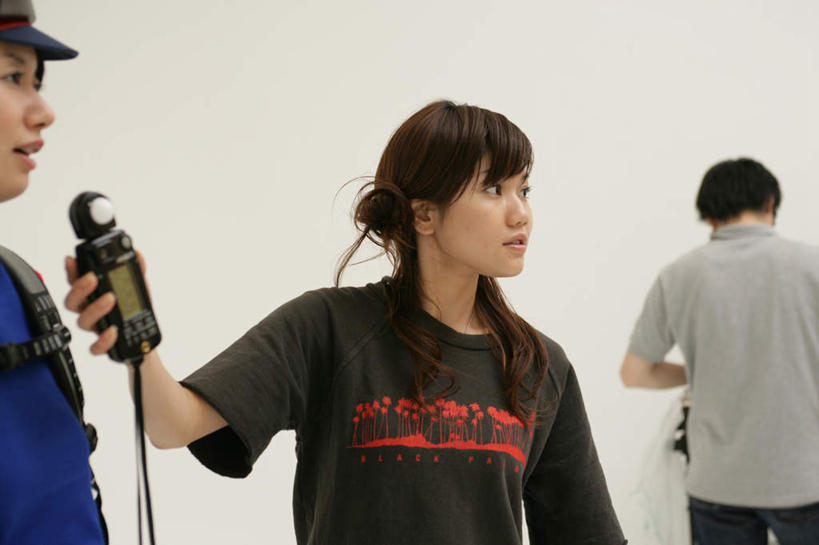 东方人,背部,三个人,伙伴,朋友,模特,摄影师,站,横图,室内,白天,正面,友谊,合作,团队,帽子,亚洲,握,服装,测量,包,墙,拿,旅行包,拿着,注视,休闲装,黄种人,运动帽,墙壁,墙面,衣服,白色,背包,观察,看,站着,休闲,休闲服,鸭舌帽,战略,握着,服饰,观看,控制,察看,关注,装置,联合,合谋,旅游包,配合,协作,仪表,男人,男性,年轻男性,年轻女性,女人,女性,亚洲人,模特儿,站立,半身,彩图,曝光表,测光表,双肩包