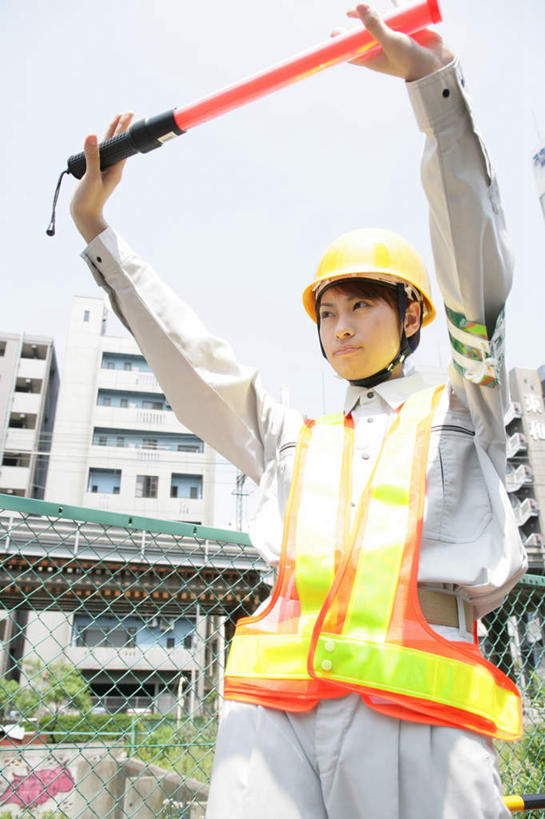 东方人,一个人,交警,高楼大厦,站,举,竖图,室内,白天,正面,工作服,制服,草地,草坪,植物,大厦,建筑,摩天大楼,帽子,亚洲,仅一个年轻女性,仅一个女性,仅一个人,握,阴影,光线,头盔,影子,拿,拿着,注视,黄种人,草,一个,红色,蓝色,绿色,蓝天,天空,阳光,安全帽,楼宇,天,观察,看,托,站着,握着,晴朗,单个,观看,察看,关注,警棍,万里无云,工作制服,年轻女性,女人,女性,亚洲人,交通管理员,交通警察,晴空,晴空万里,举起,举手,举着,向上举,向上伸,向上托,站立,半身,彩图,工作套服,大楼,高层建筑,高楼,摩天楼