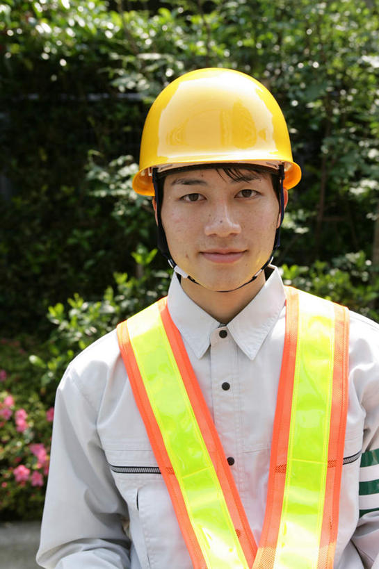 东方人,一个人,交警,站,笑,微笑,竖图,室外,白天,正面,工作服,制服,植物,帽子,亚洲,仅一个男性,仅一个人,头盔,注视,黄种人,树,树木,仅一个年轻男性,绿色,自然,安全帽,观察,看,站着,生长,成长,观看,察看,关注,工作制服,男人,男性,年轻男性,亚洲人,交通管理员,交通警察,站立,半身,彩图,工作套服