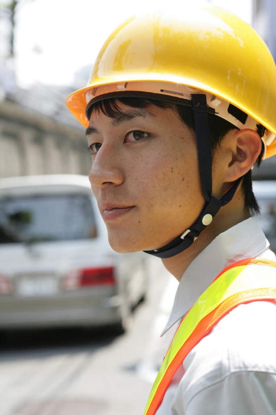 东方人,脸,头,脸颊,脖子,一个人,交警,站,竖图,室外,特写,白天,侧面,工作服,制服,道路,路,汽车,帽子,亚洲,仅一个男性,仅一个人,朦胧,模糊,头盔,小路,交通,扭头,注视,黄种人,肩膀,车,仅一个年轻男性,安全帽,交通工具,轿车,观察,看,站着,转头,观看,察看,关注,载具,工作制服,男人,男性,年轻男性,亚洲人,头部,脖,颈,颈部,脸部,脸蛋,面部,交通管理员,交通警察,站立,半身,彩图,工作套服