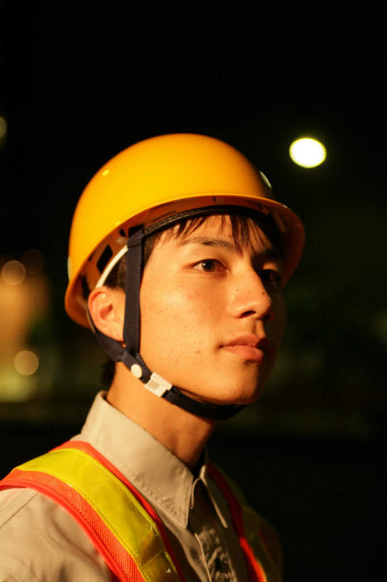 东方人,脸,头,脸颊,脖子,一个人,交警,站,竖图,室外,特写,夜晚,侧面,工作服,制服,路灯,帽子,照明,亚洲,仅一个男性,仅一个人,阴影,朦胧,模糊,光线,头盔,影子,灯光,注视,黄种人,肩膀,灯,仅一个年轻男性,安全帽,观察,看,站着,观看,照亮,察看,照明设备,关注,工作制服,男人,男性,年轻男性,亚洲人,头部,脖,颈,颈部,脸部,脸蛋,面部,交通管理员,交通警察,站立,半身,彩图,工作套服