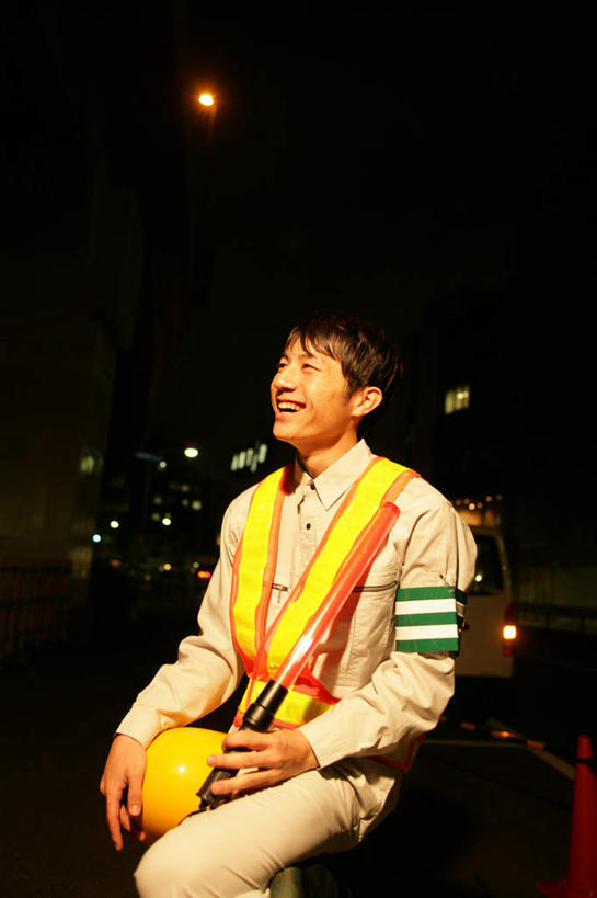 东方人,一个人,交警,站,竖图,室外,夜晚,正面,工作服,制服,路灯,帽子,照明,亚洲,仅一个男性,仅一个人,握,阴影,朦胧,模糊,光线,头盔,影子,灯光,拿,拿着,注视,黄种人,灯,仅一个年轻男性,一个,红色,安全帽,观察,看,站着,握着,单个,观看,照亮,察看,照明设备,关注,警棍,工作制服,男人,男性,年轻男性,亚洲人,交通管理员,交通警察,站立,半身,彩图,工作套服