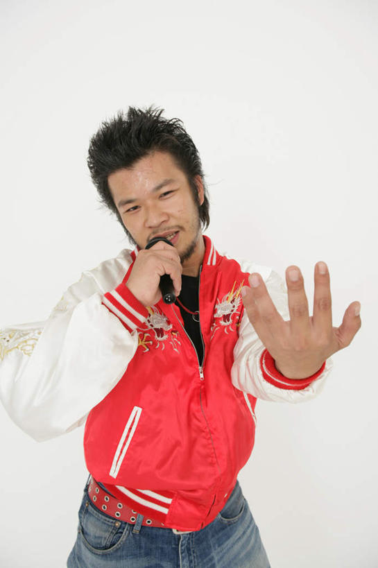 东方人,一个人,站,举,竖图,室内,白天,白色背景,正面,项链,亚洲,仅一个男性,仅一个人,握,服装,裤子,拿,拿着,注视,牛仔裤,休闲装,黄种人,装饰品,仅一个年轻男性,衣服,红色,话筒,饰品,首饰,观察,看,托,站着,休闲,休闲服,握着,唱歌,摄影,服饰,影棚,观看,察看,麦克风,关注,扩音器,演唱,传声器,歌唱,微音器,男人,男性,年轻男性,亚洲人,举起,举手,举着,向上举,向上伸,向上托,站立,半身,彩图,影棚拍摄,拍摄
