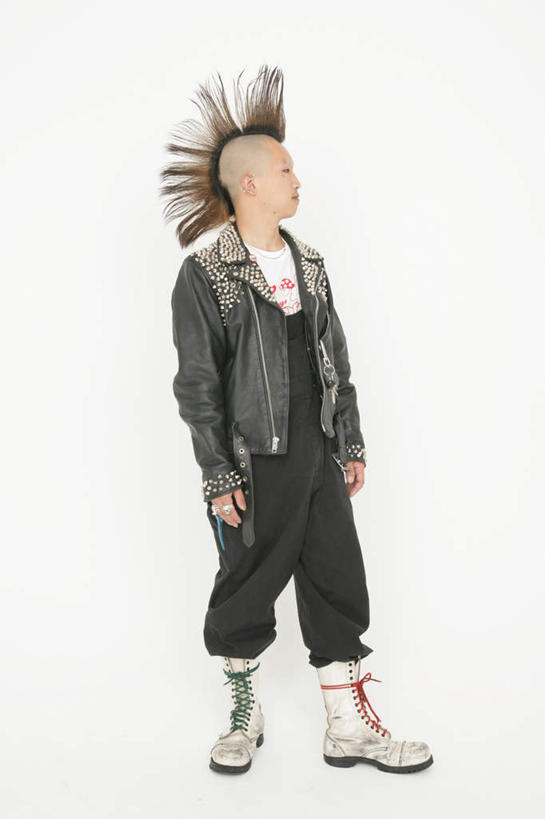 东方人,一个人,站,竖图,室内,白天,白色背景,正面,鞋子,亚洲,仅一个男性,仅一个人,服装,裤子,注视,牛仔裤,休闲装,黄种人,靴子,仅一个年轻男性,衣服,观察,看,站着,休闲,休闲服,摄影,服饰,影棚,观看,察看,关注,牛仔靴,莫西干头,莫西干发型,莫西干头型,男人,男性,年轻男性,亚洲人,站立,彩图,全身,影棚拍摄,拍摄