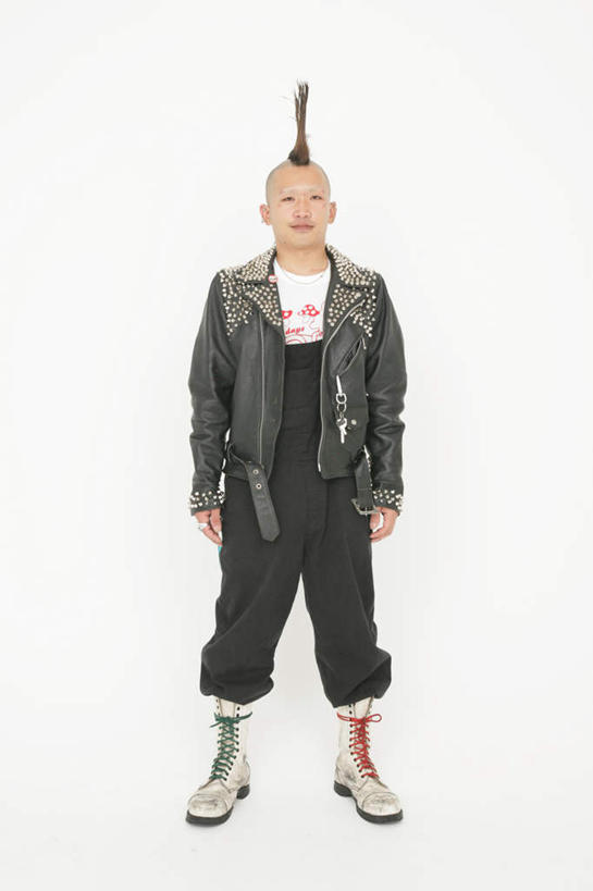 东方人,一个人,站,竖图,室内,白天,白色背景,正面,鞋子,亚洲,仅一个男性,仅一个人,服装,裤子,注视,牛仔裤,休闲装,黄种人,靴子,仅一个年轻男性,衣服,观察,看,站着,休闲,休闲服,摄影,服饰,影棚,观看,张开双腿,察看,关注,牛仔靴,莫西干头,莫西干发型,展开双腿,莫西干头型,男人,男性,年轻男性,亚洲人,站立,彩图,全身,影棚拍摄,拍摄,伸展双腿