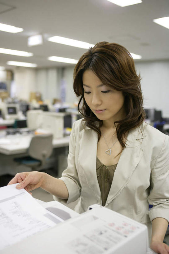 东方人,一个人,商务人士,商务女性,站,竖图,室内,白天,正面,照明,亚洲,仅一个年轻女性,仅一个女性,仅一个人,握,阴影,套装,朦胧,模糊,光线,材料,档案,文件,影子,纸,灯光,办公用品,拿,拿着,注视,黄种人,顶灯,灯,手稿,资料,灯具,观察,看,站着,握着,复印机,观看,扫描,办公设备,证明,照亮,复印,察看,照明设备,关注,文档,商务装,工薪阶层,年轻女性,女人,女性,亚洲人,白领,上班族,站立,半身,彩图,打印