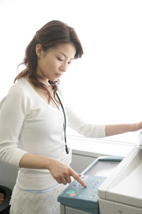 东方人,一个人,商务人士,商务女性,站,竖图,室内,白天,侧面,窗户,亚洲,仅一个年轻女性,仅一个女性,仅一个人,套装,服装,办公用品,注视,休闲装,黄种人,标识,吊牌,玻璃窗,衣服,胸牌,按,低头,观察,看,站着,休闲,休闲服,服饰,复印机,观看,扫描,办公设备,复印,察看,徽章,关注,商务装,身份,工薪阶层,胸章,胸卡,编号牌,雕刻牌,工号牌,胸号牌,胸徽,员工牌,垂头,年轻女性,女人,女性,亚洲人,白领,上班族,站立,半身,彩图,打印