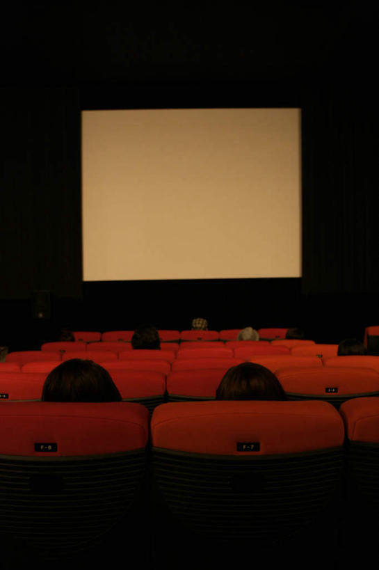 东方人,坐,竖图,室内,白天,显示器,仪器,电影院,椅子,亚洲,一排,许多,整齐,并列,并排,屏幕,墙,投影仪,很多,许多人,黄种人,设备,显示屏,墙壁,墙面,排列,背面,红色,一群人,队列,平行,投影机,输出设备,男人,男性,年轻男性,年轻女性,女人,女性,亚洲人,坐着,半身,彩图