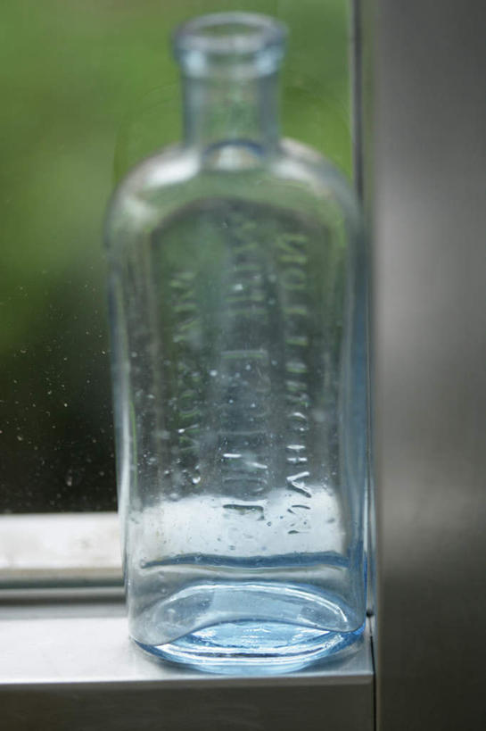 无人,竖图,室内,特写,白天,正面,窗户,静物,朦胧,模糊,透明,罐子,玻璃窗,玻璃制品,一个,玻璃瓶,瓶子,单个,通明,彩图