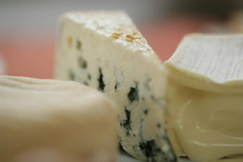 奶酪,无人,横图,俯视,室内,特写,白天,餐桌,桌子,三块,切开,阴影,朦胧,模糊,反射,纹路,纹理,影子,干酪,黄油,起司,芝士,营养,切,乳酪,餐台,乳制品,白脱油,发酵,剖面,切面,蓝纹奶酪,肌理,斯提耳顿干酪,乳脂,彩图,高角度拍摄