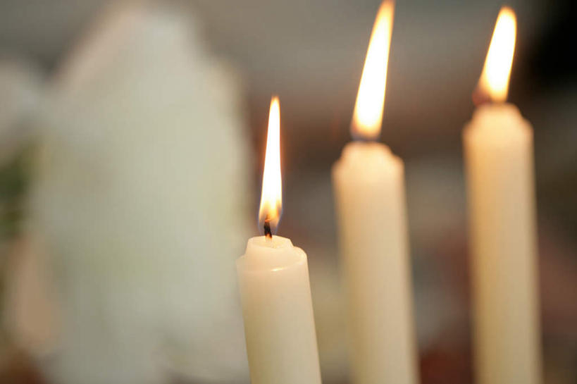 无人,横图,室内,特写,白天,正面,蜡烛,三根,一排,阴影,朦胧,模糊,整齐,光线,火焰,影子,烛光,燃烧,排列,点燃,队列,彩图