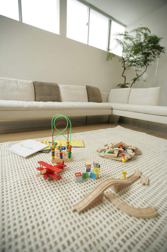 无人,客厅,竖图,室内,白天,仰视,游戏,植物,窗户,地毯,沙发,飞机,玩具,装饰,编织,英文,标志,盆栽,文字,字符,手工艺品,字母,墙,盆景,织物,交通,玩,娱乐,航空,标识,玻璃窗,墙壁,墙面,绿色,自然,工艺品,滑翔机,交通工具,休闲,益智,运输,生长,成长,活动,英文字母,华丽,修饰,点缀,起居室,发泄,消遣,智力,载具,布艺沙发,宣泄,衬托,美观,雅致,雅观,客堂,玩耍,嬉戏,彩图,低角度拍摄