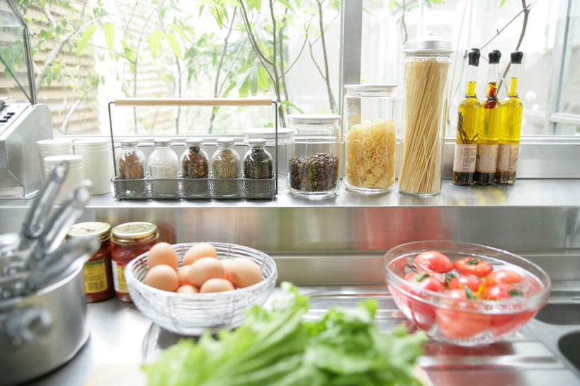 面食,面条,意大利面,无人,横图,俯视,室内,白天,西餐,植物,餐桌,厨房,窗户,桌子,蔬菜,西红柿,玻璃,朦胧,模糊,新鲜,罐子,水槽,生菜,莴苣,蛋,鸡蛋,面,食用油,油,橄榄油,料理,食品,水斗,玻璃窗,玻璃制品,树,树木,食物,绿色,自然,玻璃瓶,瓶子,容器,碗,西式,有机食品,绿色食品,生长,成长,餐台,储藏,储存,植物油,草鸡蛋,春菜,鹅仔菜,莴仔菜,千金菜,卵,叶用莴苣,番茄,彩图,高角度拍摄,灶间,贮存