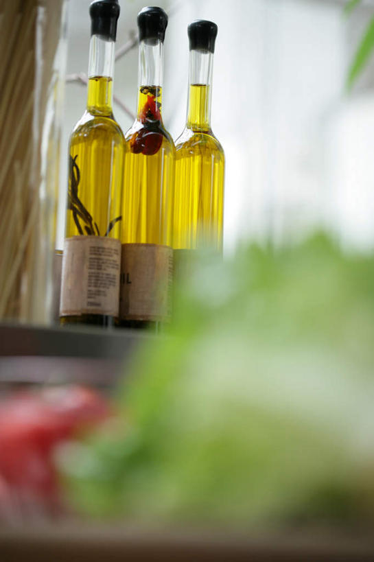 面食,面条,意大利面,无人,竖图,室内,白天,仰视,西餐,餐桌,厨房,窗户,桌子,蔬菜,西红柿,朦胧,模糊,新鲜,罐子,生菜,莴苣,面,食用油,油,橄榄油,料理,食品,玻璃窗,玻璃制品,食物,玻璃瓶,瓶子,西式,有机食品,绿色食品,餐台,植物油,春菜,鹅仔菜,莴仔菜,千金菜,叶用莴苣,番茄,彩图,低角度拍摄,灶间