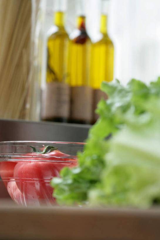 面食,面条,意大利面,无人,竖图,室内,白天,仰视,西餐,餐桌,厨房,窗户,桌子,蔬菜,西红柿,玻璃,朦胧,模糊,新鲜,罐子,生菜,莴苣,面,食用油,油,橄榄油,料理,食品,玻璃窗,玻璃制品,食物,玻璃瓶,瓶子,容器,碗,西式,有机食品,绿色食品,餐台,储藏,储存,植物油,春菜,鹅仔菜,莴仔菜,千金菜,叶用莴苣,番茄,彩图,低角度拍摄,灶间,贮存