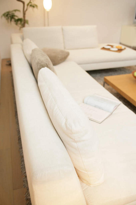 无人,家,客厅,竖图,室内,白天,正面,植物,别墅,家具,靠垫,沙发,装修,桌子,建筑,书籍,照明,欧式,装饰,木制,盆栽,房屋,墙,屋子,公寓,灯光,靠枕,盆景,豪华,茶几,建设,现代,装潢,洋房,楼房,墙壁,墙面,住宅,灯,绿色,自然,木制品,灯具,垫子,落地灯,室内装潢,枕头,生长,成长,样板房,明亮,照亮,起居室,舒适,家居装潢,照明设备,房屋设计,地中海风格,古典风格,简约风格,布艺沙发,室内设计,宽敞,样板房装潢,客堂,设计,书,图书,彩图,房子