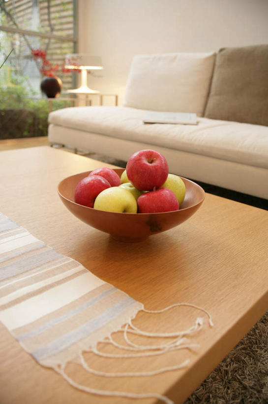 无人,家,客厅,竖图,室内,白天,正面,植物,别墅,家具,靠垫,沙发,装修,桌子,建筑,苹果,水果,纺织品,欧式,一堆,许多,堆叠,堆积,新鲜,装饰,木制,毛毯,盆栽,毯子,陶瓷,房屋,墙,屋子,公寓,生食,食品,果实,靠枕,盆景,陶瓷制品,很多,豪华,茶几,建设,现代,装潢,洋房,楼房,墙壁,墙面,住宅,食物,纺织,绿色,自然,木制品,容器,垫子,室内装潢,碗,枕头,青苹果,温暖,有机食品,绿色食品,生长,成长,储藏,堆,华丽,修饰,样板房,明亮,点缀,起居室,舒适,家居装潢,储存,房屋设计,地中海风格,古典风格,简约风格,布艺沙发,室内设计,宽敞,样板房装潢,衬托,美观,雅致,雅观,客堂,设计,彩图,房子,贮存