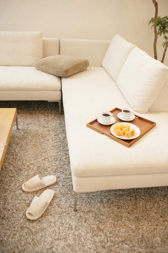 无人,客厅,竖图,俯视,室内,白天,幸福,植物,茶,地毯,靠垫,沙发,桌子,枇杷,杯子,餐具,水果,许多,阴影,朦胧,模糊,新鲜,装饰,编织,反射,木制,碟子,盘,盆栽,影子,手工艺品,陶瓷,生食,茶叶,食品,果实,靠枕,盆景,陶瓷制品,织物,很多,两杯,茶几,娱乐,食物,绿色,自然,盘子,木制品,水杯,工艺品,垫子,碟,拖鞋,枕头,享受,休闲,温馨,橙色,放松,乐趣,有机食品,绿色食品,生长,成长,华丽,修饰,点缀,提神,起居室,舒适,醒脑,布艺沙发,衬托,美观,雅致,雅观,客堂,茶杯,芦枝,芦橘,金丸,彩图,高角度拍摄