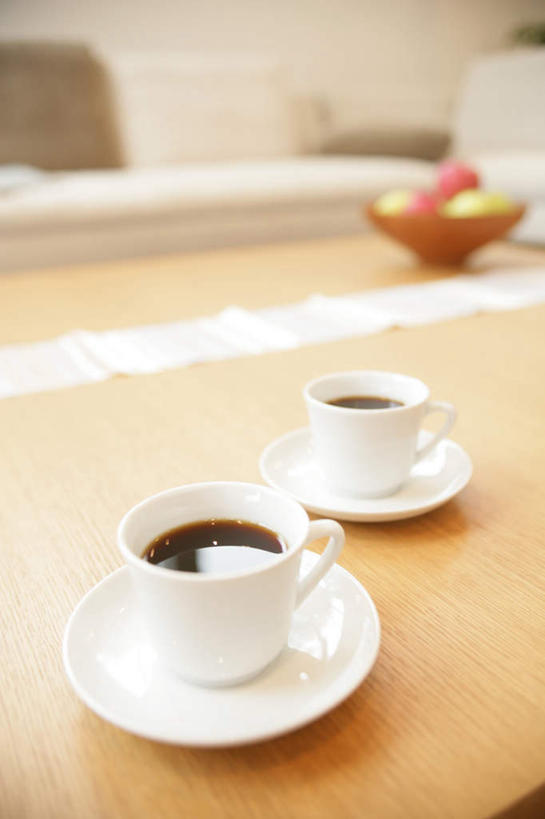 无人,客厅,竖图,室内,白天,正面,幸福,茶,靠垫,沙发,桌子,苹果,杯子,餐具,水果,一堆,许多,堆叠,堆积,朦胧,模糊,新鲜,木制,碟子,盘,陶瓷,生食,茶叶,食品,果实,靠枕,陶瓷制品,很多,两杯,茶几,娱乐,食物,盘子,木制品,容器,水杯,垫子,碟,碗,枕头,青苹果,享受,休闲,温馨,放松,乐趣,有机食品,绿色食品,储藏,堆,提神,起居室,舒适,储存,醒脑,布艺沙发,客堂,茶杯,彩图,贮存