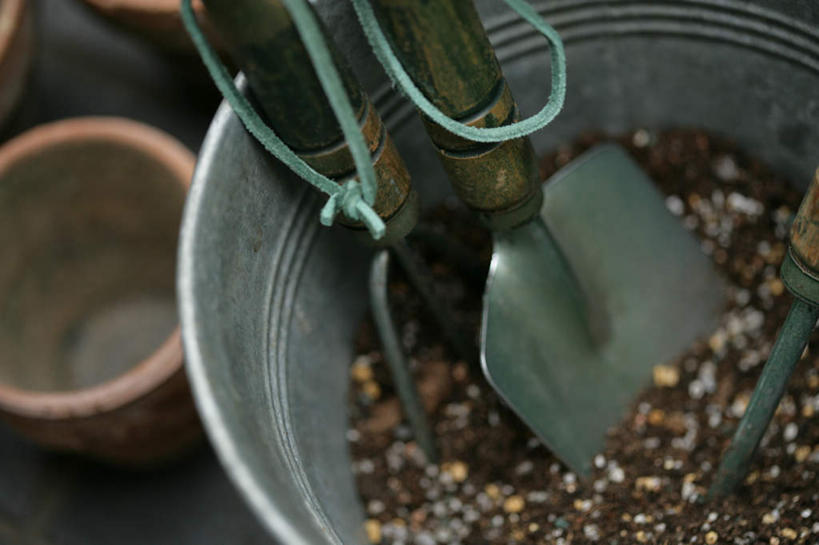 无人,横图,俯视,室外,特写,白天,静物,花盆,金属制品,许多,朦胧,模糊,金属,铲子,工具,沙子,铁桶,桶,很多,容器,储藏,挖掘,储存,农具,开掘,发掘,开垦,彩图,高角度拍摄,贮存