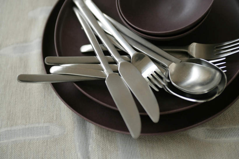无人,横图,俯视,室内,特写,白天,纯洁,餐桌,桌子,静物,餐具,许多,叉子,刀叉,刀子,碟子,盘,勺子,陶瓷,褐色,银色,陶瓷制品,很多,盘子,容器,调羹,碟,汤匙,碗,信仰,餐台,储藏,储存,高贵,餐刀,餐叉,雅致,进餐用具,彩图,高角度拍摄,贮存