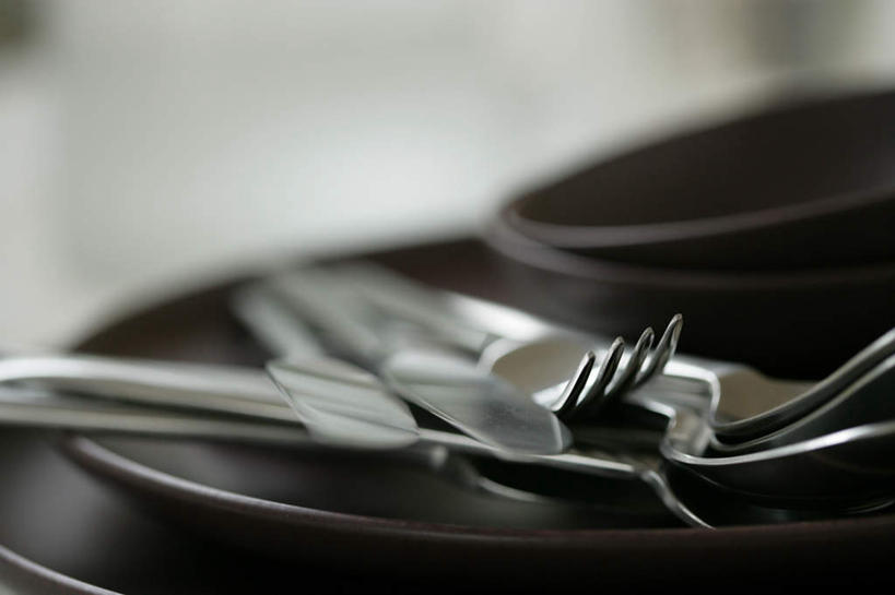 无人,横图,俯视,室内,特写,白天,纯洁,餐桌,桌子,静物,餐具,许多,朦胧,模糊,叉子,刀叉,刀子,碟子,盘,勺子,陶瓷,褐色,银色,陶瓷制品,很多,盘子,容器,调羹,碟,汤匙,碗,信仰,餐台,储藏,储存,高贵,餐刀,餐叉,雅致,进餐用具,彩图,高角度拍摄,贮存