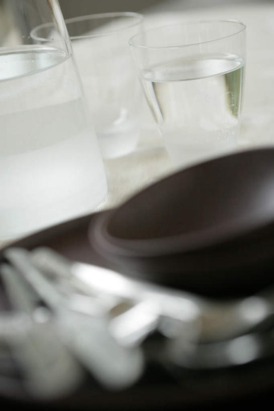 无人,竖图,俯视,室内,特写,白天,纯洁,餐桌,桌子,静物,杯子,餐具,许多,朦胧,模糊,叉子,刀叉,刀子,碟子,盘,勺子,陶瓷,褐色,银色,陶瓷制品,很多,玻璃制品,盘子,容器,水杯,调羹,碟,汤匙,碗,信仰,餐台,储藏,储存,高贵,餐刀,餐叉,雅致,玻璃杯,进餐用具,彩图,高角度拍摄,贮存