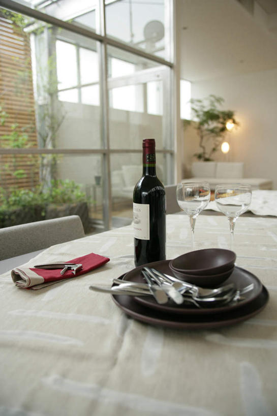 红酒,葡萄酒,无人,竖图,室内,白天,正面,植物,餐桌,床,桌子,餐具,照明,阴影,朦胧,模糊,光线,壁灯,叉子,刀叉,刀子,碟子,盘,盆栽,影子,勺子,陶瓷,墙,双人床,灯光,床单,盆景,陶瓷制品,酒类,被子,墙壁,墙面,玻璃制品,灯,酒,酒瓶,饮料,绿色,自然,盘子,玻璃瓶,瓶子,容器,灯具,调羹,碟,汤匙,碗,红葡萄酒,生长,成长,餐台,储藏,照亮,被单,照明设备,储存,餐刀,餐叉,进餐用具,彩图,贮存