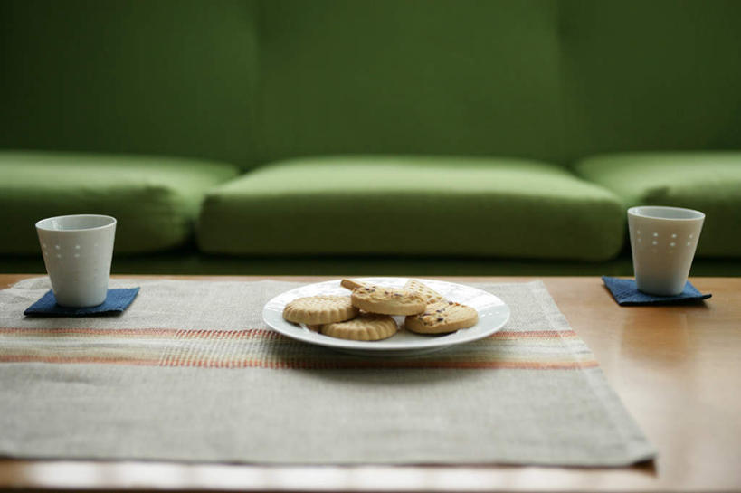 点心,无人,客厅,横图,室内,白天,正面,沙发,桌子,杯子,餐具,一堆,许多,堆叠,堆积,朦胧,模糊,木制,碟子,盘,陶瓷,食品,陶瓷制品,曲奇,很多,茶几,食物,绿色,盘子,马克杯,木制品,水杯,碟,饼干,零食,堆,起居室,曲奇饼,布艺沙发,曲奇饼干,客堂,彩图