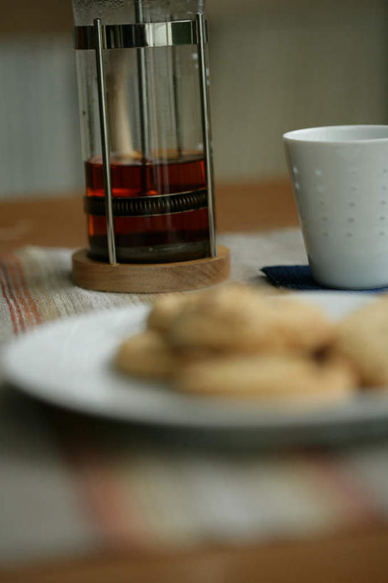 点心,咖啡,无人,竖图,俯视,室内,特写,白天,幸福,桌子,杯子,餐具,一堆,许多,堆叠,堆积,朦胧,模糊,木制,电器,碟子,工具,盘,陶瓷,食品,陶瓷制品,曲奇,很多,茶几,娱乐,设备,食物,饮料,盘子,马克杯,木制品,水杯,碟,饼干,零食,享受,休闲,温馨,放松,乐趣,冲泡,堆,提神,舒适,家电,家用电器,咖啡机,磨粉,醒脑,曲奇饼,曲奇饼干,软饮料,彩图,高角度拍摄,清除,压粉,装粉