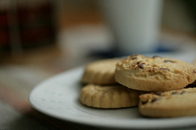 点心,咖啡,无人,横图,俯视,室内,特写,白天,幸福,桌子,杯子,餐具,一堆,许多,堆叠,堆积,朦胧,模糊,木制,电器,碟子,工具,盘,陶瓷,食品,陶瓷制品,曲奇,很多,茶几,娱乐,设备,食物,饮料,盘子,马克杯,木制品,水杯,碟,饼干,零食,享受,休闲,温馨,放松,乐趣,冲泡,堆,提神,舒适,家电,家用电器,咖啡机,磨粉,醒脑,曲奇饼,曲奇饼干,软饮料,彩图,高角度拍摄,清除,压粉,装粉