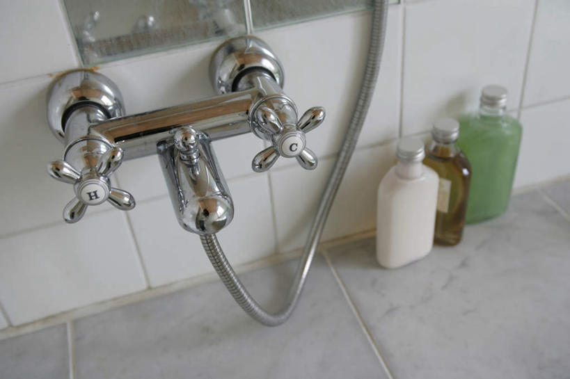 无人,横图,俯视,室内,特写,白天,卫生间,浴室,静物,一排,护肤,阴影,整齐,反射,瓷砖,水龙头,影子,墙,开关,墙壁,墙面,排列,三个,瓶子,塑料制品,日用品,洗浴用品,打开,清洁,保养,享受,休闲,沐浴乳,塑料瓶,放松,保健,沐浴露,阀门,开启,护肤品,队列,护肤用品,舒缓,养颜,去污,紧肤,嫩肤,水咀,淋浴房,洗涤,彩图,高角度拍摄,冲凉房,沐浴间,沐浴室