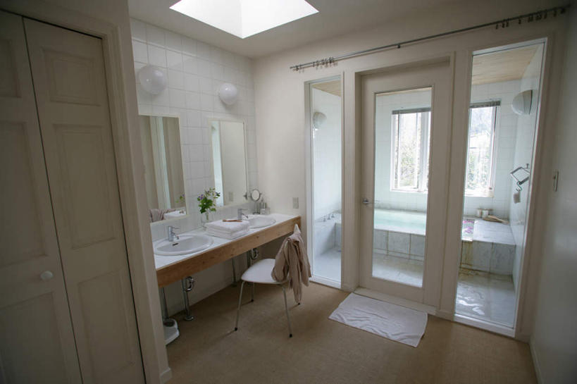 无人,家,横图,俯视,室内,白天,植物,别墅,家具,镜子,卫生间,洗手间,浴室,装修,建筑,花瓶,叶子,椅子,欧式,装饰,盛开,纺织物,水槽,水龙头,房屋,墙,屋子,公寓,绿叶,豪华,花蕾,建设,现代,水斗,装潢,洋房,楼房,开关,墙壁,墙面,住宅,玻璃制品,花,花瓣,花朵,鲜花,绿色,自然,玻璃瓶,瓶子,毛巾,室内装潢,花苞,花蕊,打开,清洁,嫩叶,生长,成长,保暖,样板房,明亮,阀门,镜像,舒适,家居装潢,开启,镜面,房屋设计,地中海风格,古典风格,简约风格,室内设计,宽敞,透气,防水,样板房装潢,水咀,储水,耐磨,吸水,设计,厕所,淋浴房,叶,叶片,彩图,高角度拍摄,冲凉房,房子,沐浴间,沐浴室